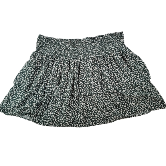 American Eagle Size Med Womens Shirt. Green and Cream Floral - Picture 2 of 6